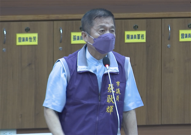 基隆市议员张耿辉表示，林前市府留下许多烂摊子，民进党却都不吭声，现在谢国梁上任不到半年却狂轰，显然「双标」，他必须要出来说句公道话。（徐佑升摄）