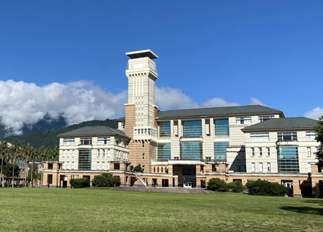 东华大学惊传女职员坠楼，无生命迹象急送医。(图／国立东华大学)