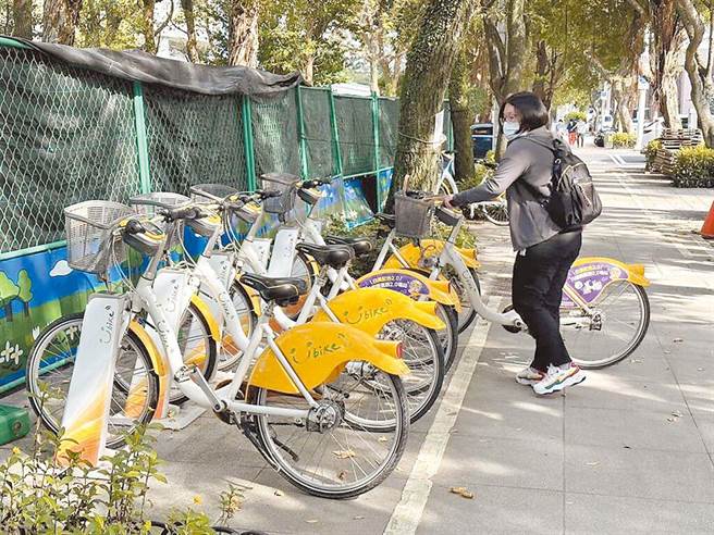 YouBike日前爆发个资外泄事件，全国超过4万人个资遭窃，微笑单车公司也在稍早订出补偿方案，表示将提供遭窃个资相关会员每人 500 元之 YouBike 2.0 骑乘券。（本报资料照片）