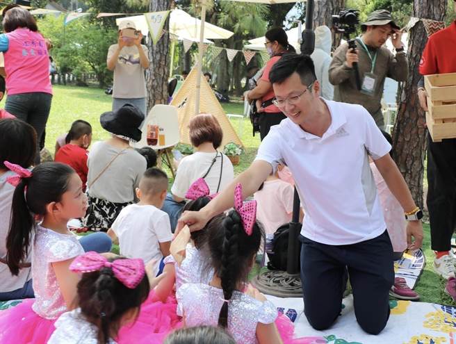 南投市长张嘉哲将生育津贴从1万元提高至3万元，26日获代表会支持通过，预计7月1日起实施。（南投市公所提供／杨静茹南投传真）