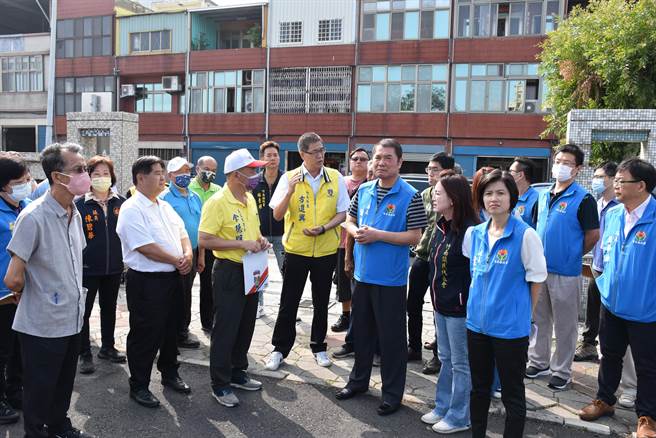 苗栗县长锺东锦应竹南镇天文里长余德明陈情，26日会勘山佳国小预定地。（谢明俊摄）