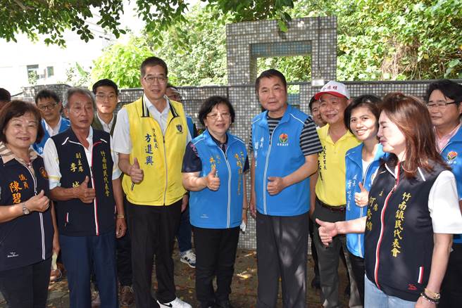 苗栗县长锺东锦应竹南镇天文里长余德明陈情，26日会勘山佳国小预定地。（谢明俊摄）