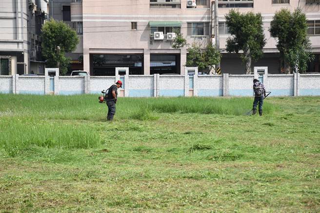 竹南镇山佳国小预定地位处龙山路2段，面积相当宽阔，须定期雇工修剪草地。（谢明俊摄）