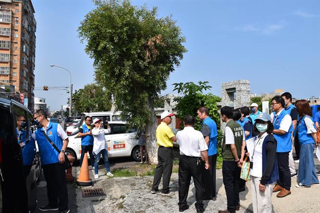 苗栗县长锺东锦26日会勘山佳国小预定地后指示研拟围墙后推并移置白千层树。（谢明俊摄）