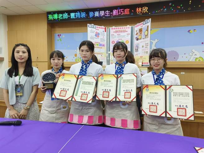 曹筠袈老师指导刘巧庭、林欣谊、张慧玲、赖奕辰制作专题，拿到全国第一名。（廖素慧摄）