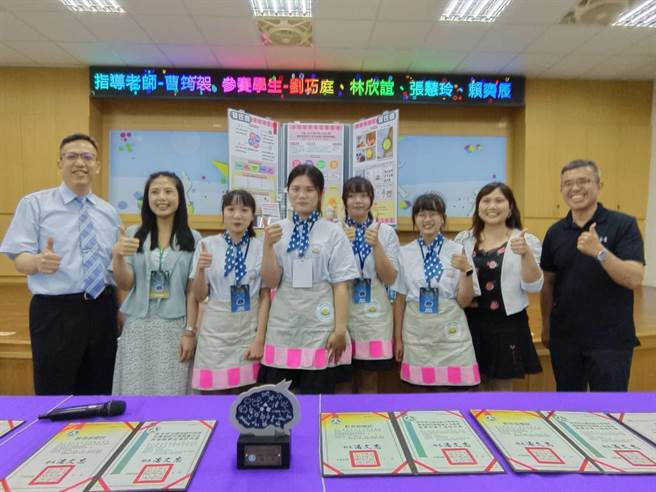 嘉商师生团队拿到专题制作全国第一名，校长林义栋夸讚有加。（廖素慧摄）