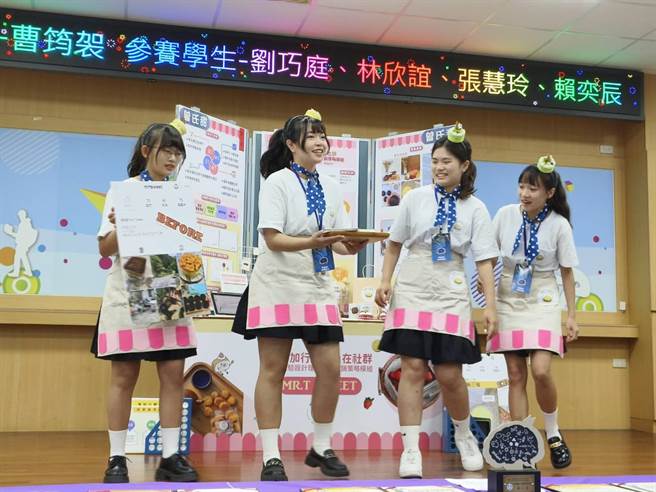 嘉商学生刘巧庭、林欣谊、张慧玲、赖奕辰发表专题，生动活泼吸睛。（廖素慧摄）