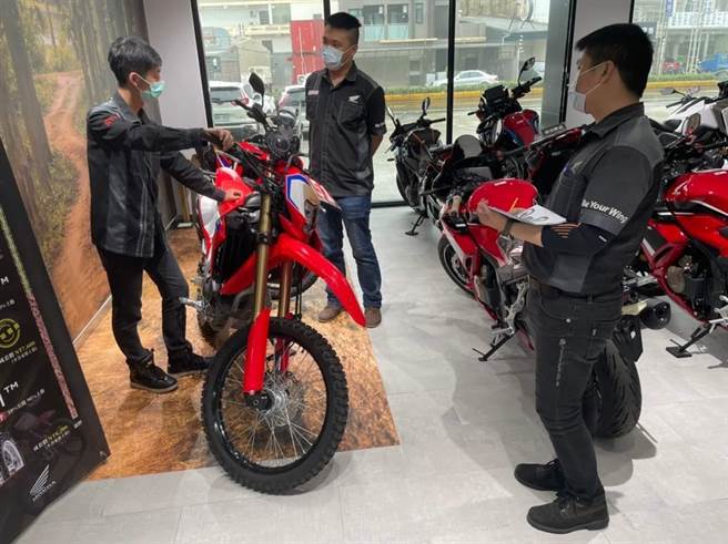 经歷失业和职涯探索，阿铠（中）目前担任重机车销售，走出自己的一片天。（桃竹苗分署提供／蔡明亘桃园传真）