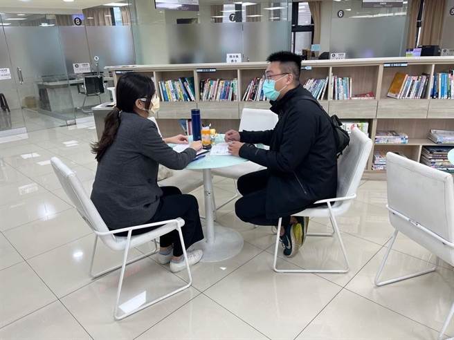 阿铠经多次职涯探索并与谘询师深度晤谈后，发现对于外务工作颇有兴趣。（桃竹苗分署提供／蔡明亘桃园传真）