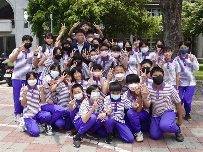 台东康乐国小6年级学生专访台东市长陈铭风，专访问题包罗万象，现场气氛欢愉。（台东市公所提供／蔡旻妤台东传真）