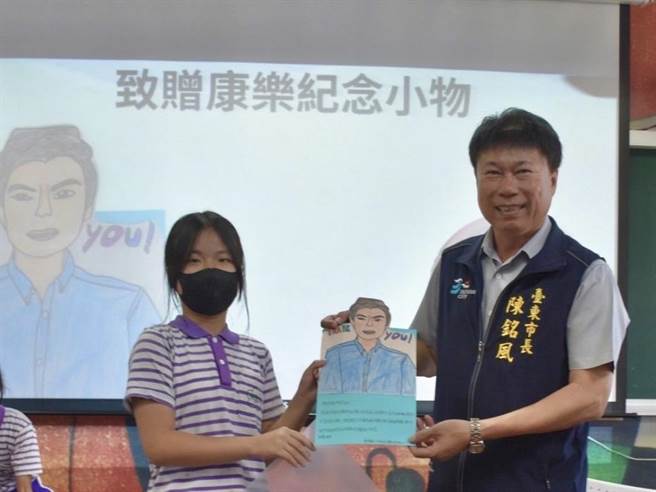 台东康乐国小6年级学生专访台东市长陈铭风，专访问题包罗万象，现场气氛欢愉。（台东市公所提供／蔡旻妤台东传真）