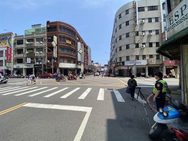 苗栗县警局加强取缔路口未礼让行人专案。（苗栗县警局提供／谢明俊苗栗传真）