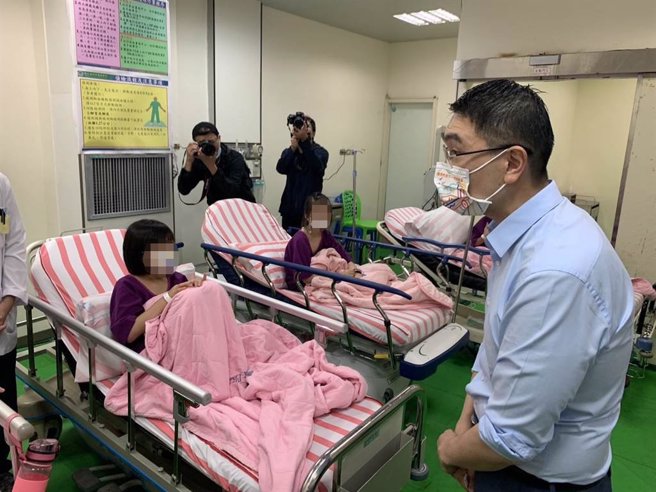 ▲基隆市长谢国梁于上午质询结束后，立刻赶往卫福部立基隆医院，了解学童情形。学童治疗后均已无大碍，还有同学问谢今天能不能不用写作业。（徐佑升摄）