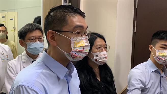 ▲基隆市长谢国梁（左二）表示，市府非常重视校园食安问题，一定会要求教育处严格把关，未来厂商也会纳入廉政系统，并建立自治条例，严格审核。教育处长刘美兰（右二）表示，将跨局处进行联合稽查，调查食物中毒原因，守护学童食安。（徐佑升摄）