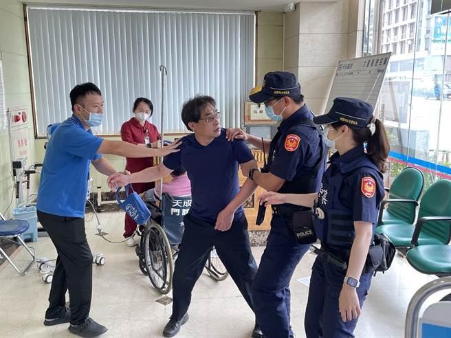 桃园市杨梅天成医院与桃园市杨梅警分局杨梅派出所于25日下午13时举行医疗暴力演练。（翻摄照片／蔡明亘桃园传真）
