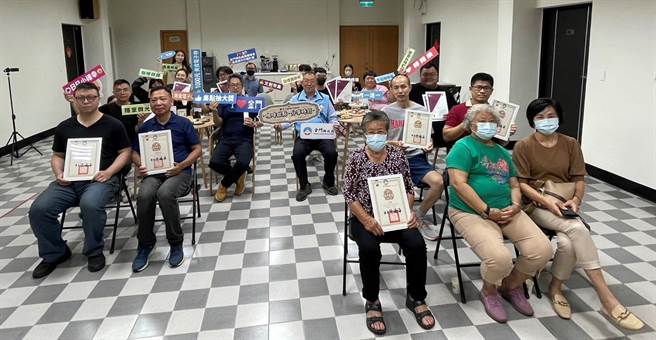 金门县政府今日办理「金门老店授证暨SCA国际咖啡师证照颁赠仪式」，协助在地老店及青年业者提升经营能量及宣传曝光。(图／金门县政府提供)