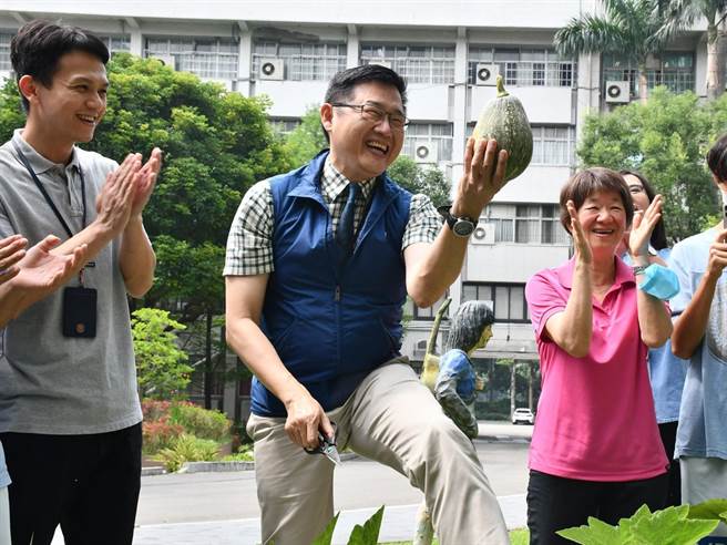 台中乌日区明道中学与在地乌日农会配合推动食农教育，在校内种下一片南瓜田，由学生亲自栽种、照顾，近日剪下第1颗果实，象徵这季农作大丰收。（明道中学提供／潘虹恩台中传真）