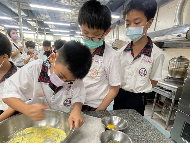 明道中学与邻近九德国小开启「大手牵小手」计画，互相分享食材，并由明道学生带领九德学生动手DIY南瓜点心，并回馈给社福基金会的长辈。（明道中学提供／潘虹恩台中传真）