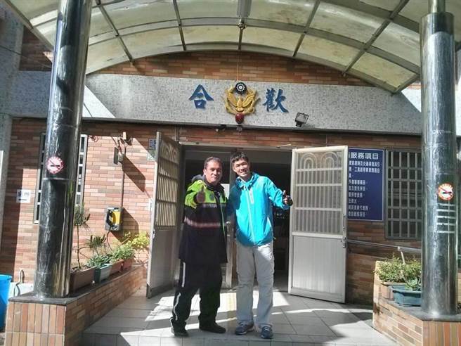 时任花莲县警察局合欢派出所副所长蔡大卫（左），9年前曾帮助来自香港的聂姓男子（右）度过难关，聂近日抱着感恩之心，从香港远赴800公里到派出所致上谢意，却得知恩人已溘然离世悲伤消息，令人不胜嘘唏。（新城警分局提供／罗亦晽花莲传真）