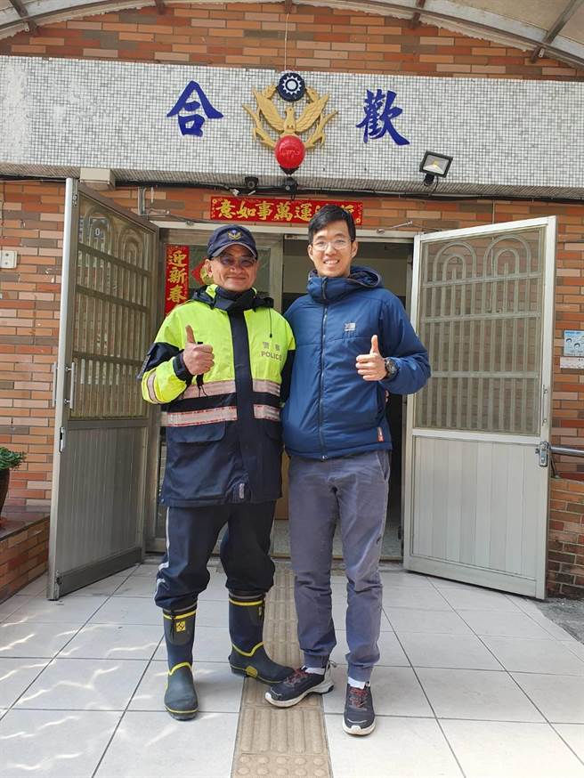 来自香港的聂姓男子（右）从香港远赴800公里到合欢派出所，欲对时任副所长蔡大卫致谢，却得知天人永隔的消息，最后由现任副所长阮汉魁衔接9年前的位置，一偿聂男多年的感恩心愿。（新城警分局提供／罗亦晽花莲传真）
