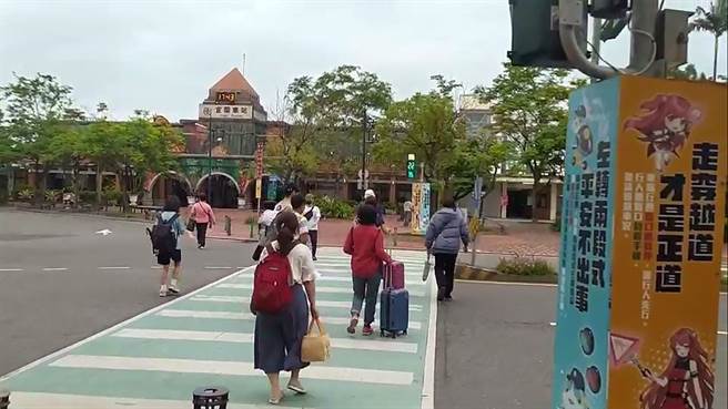 行政执行署为呼应行政院推动行人优先的交通安全政策，盼能使「行人地狱」恶名早日消除，针对驾驶车辆不礼让行人的违规案件，以专案列管并严格执行。（行政执行署宜兰分署提供）