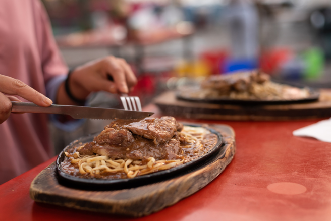 一名女网友日前独自到餐厅吃牛排，被现场一票貌似国中生的年轻人偷偷指着取笑「她是不是被霸凌没朋友啊」，她后来崩溃发文。（示意图/shutterstock）