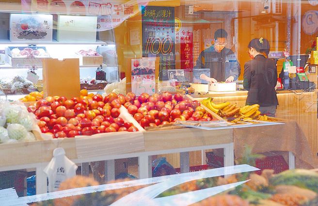 最新景气灯号数据出炉。图为民眾在鲜果店内消费情形。（本报资料照片）
