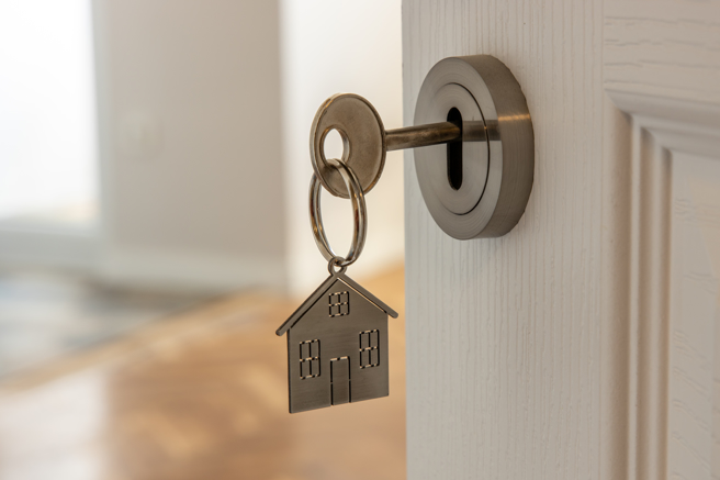 一名女网友最近要搬家，但心仪的租屋处一楼没有大门，让她觉得很犹豫。（示意图／shutterstock）