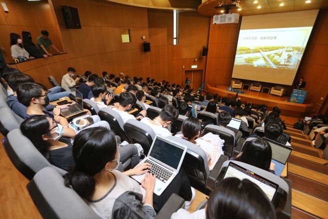 台达电子今(26)日首度在台湾大学举办「DELTA DAY 台达日」，将校园徵才活动与高阶主管论坛相结合，现场座无虚席。(杜宜谙摄)