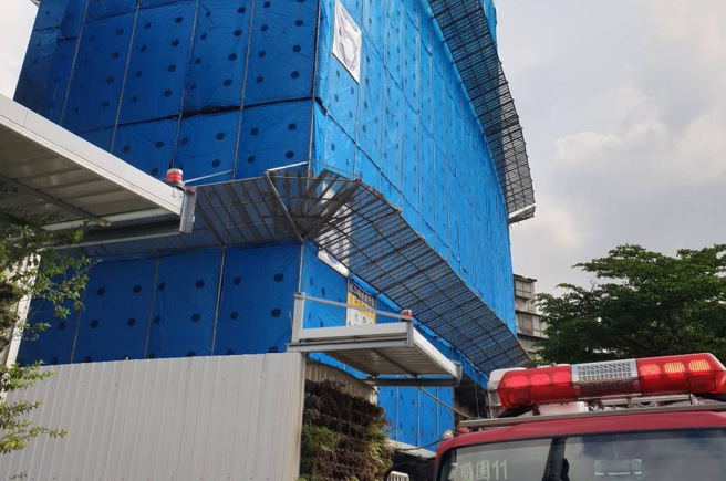 北市万华惊传工安意外，50岁工人卡3楼鹰架。（翻摄画面）