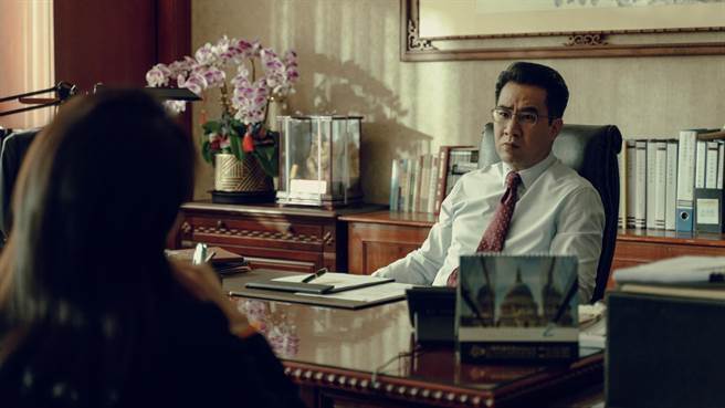 黄健玮在《八尺门的辩护人》演出立法委员，酗酒又骄傲的个性让他乐得杀青。（镜文学提供）