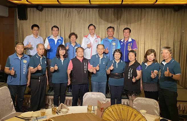 桃园市长张善政今日颁发「111年度水患自主防灾社区评鑑」绩优社区奖励金，盼与社区伙伴齐心协力防汛。（蔡明亘摄）