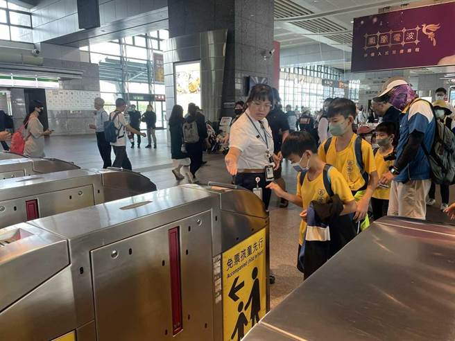 今日高铁初体验，无论闸门口放入车票、通过闸门以及认识月台上的旅客资讯系统都令孩子们感到新鲜有趣。（高铁公司提供／潘虹恩台中传真）