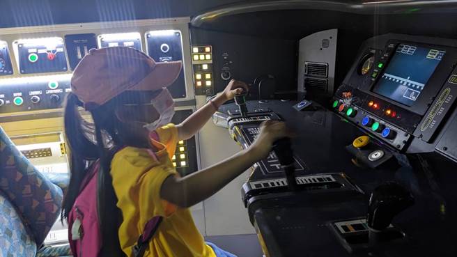 南投县国姓乡育乐国小全校师生26日前往桃园高铁探索馆参观。（高铁公司提供／潘虹恩台中传真）