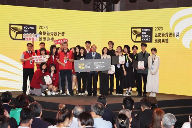 復兴商工近几年在新北市教育局旗舰加速器与顶尖群科计划经费补助下，荣获第42届新一代设计展金点新秀设计产学合作设计类新秀设计奖。（復兴商工提供）