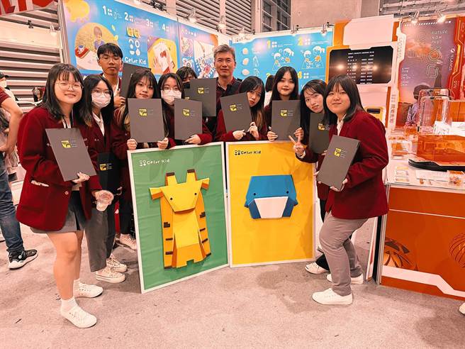 復兴商工近几年在新北市教育局旗舰加速器与顶尖群科计划经费补助下，荣获第42届新一代设计展金点新秀设计产学合作设计类新秀设计奖。（復兴商工提供）