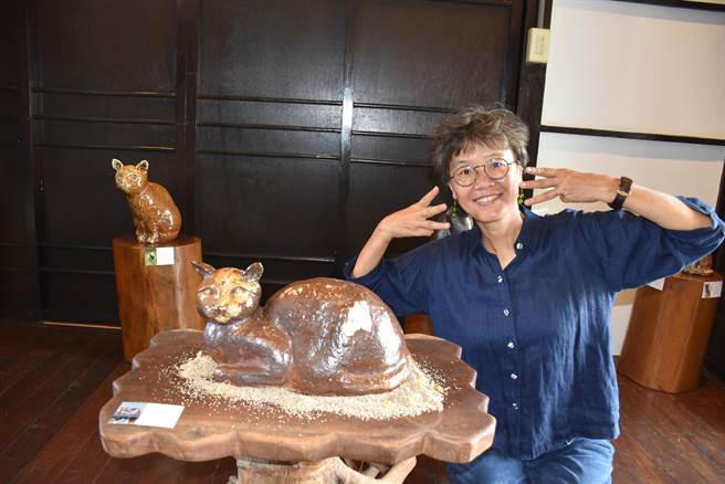 苗栗县竹南蛇窑艺术总监邓淑慧在造桥百年驿站展出个人手捏陶猫。（谢明俊摄）