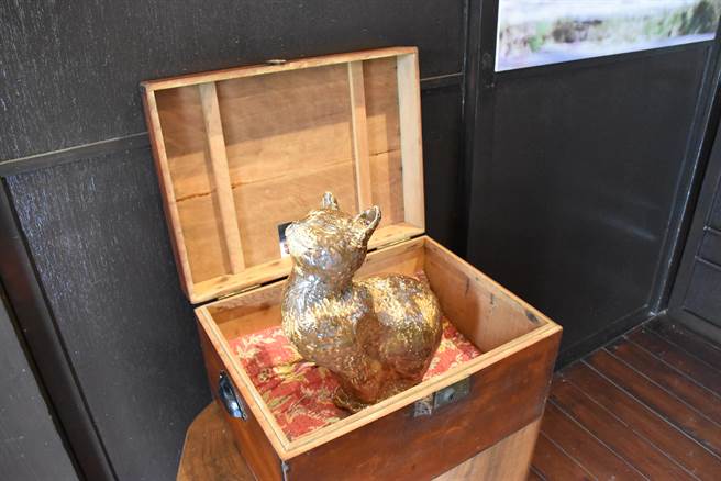 苗栗县竹南蛇窑艺术总监邓淑慧在造桥百年驿站展出个人手捏陶猫。（谢明俊摄）