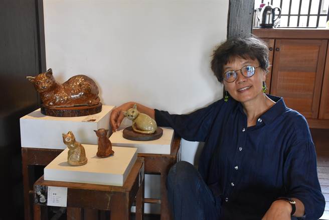 苗栗县竹南蛇窑艺术总监邓淑慧在造桥百年驿站展出个人手捏陶猫。（谢明俊摄）