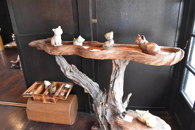 苗栗县竹南蛇窑艺术总监邓淑慧在造桥百年驿站展出个人手捏陶猫。（谢明俊摄）