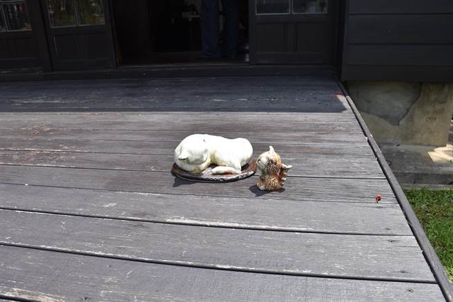 苗栗县竹南蛇窑艺术总监邓淑慧在造桥百年驿站展出个人手捏陶猫。（谢明俊摄）