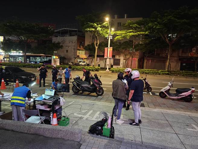 桃园警分局25日晚间环境保护局及桃园监理站合作，在桃园市桃园区力行路258号前，执行取缔改装噪音车勤务，经检测有16车噪音超标，立即制单举发。（赖佑维摄）