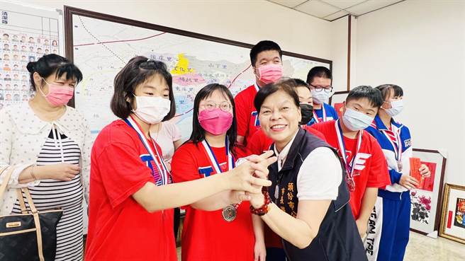 头份市长罗雪珠表扬苗栗特教学校啦啦队勇夺世界杯亚军。（头份市公所提供／谢明俊苗栗传真）