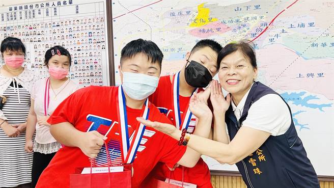 头份市长罗雪珠表扬苗栗特教学校啦啦队勇夺世界杯亚军。（头份市公所提供／谢明俊苗栗传真）