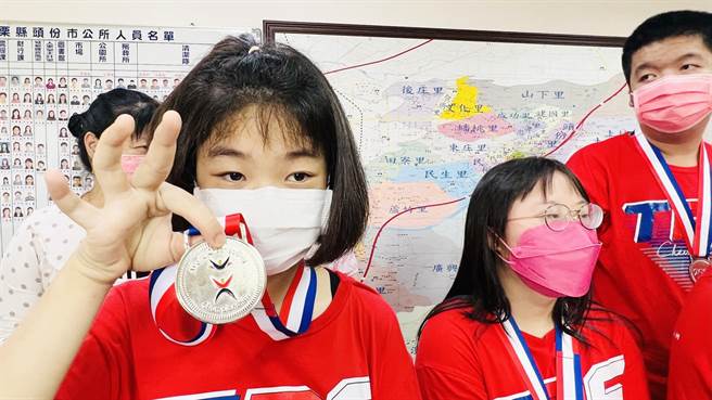 头份市长罗雪珠表扬苗栗特教学校啦啦队勇夺世界杯亚军。（头份市公所提供／谢明俊苗栗传真）