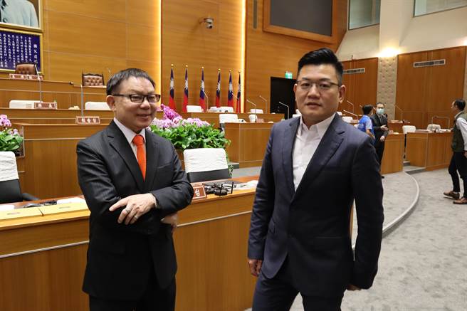 县议员张珈源（右）在议会质询时针对竹北地区易积淹水地区问题，请工务处回应解决办法。（邱立雅摄）