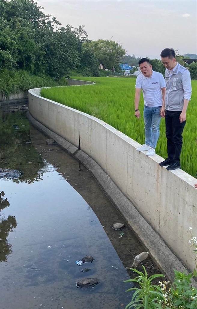 针对竹北滨海易积淹水地区，市长郑朝方（右）允诺将调派3座抽水机常驻凤山溪出海口。（竹北市公所提供／邱立雅竹县传真）