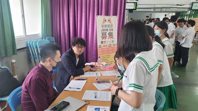 苗栗县君毅高中举办升学暨就业博览会  提供毕业生200个职缺。（君毅高中提供／谢明俊苗栗传真）