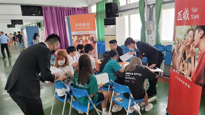 苗栗县君毅高中举办升学暨就业博览会  提供毕业生200个职缺。（君毅高中提供／谢明俊苗栗传真）