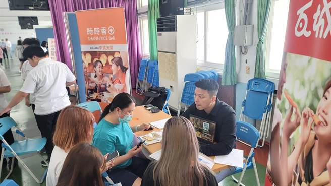 苗栗县君毅高中举办升学暨就业博览会  提供毕业生200个职缺。（君毅高中提供／谢明俊苗栗传真）
